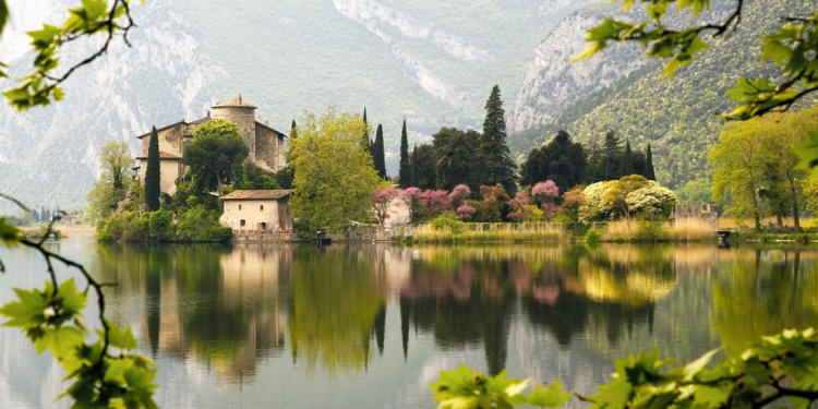 Lo scenografico Castel Toblino: ospita uno dei ris