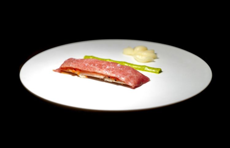 Incontro tra triglia e wagyu (Hóngzīyú yǔ héniú): filetto di triglia al vapore con furikake di soia disidratata, gel di soia e aceto di riso, il tutto servito con carpaccio di wagyu A5 scottato alla fiamma. Il piatto è accompagnato da una crema di bambù e zucchine e con cavolfiore bianco leggermente affumicato