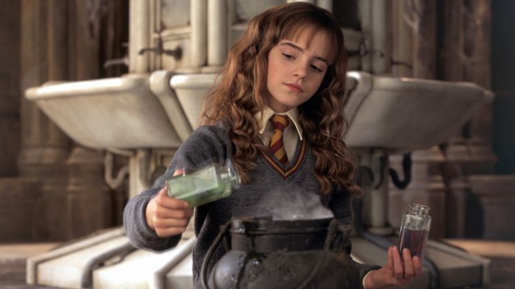 Hermione Granger impegnata nella preparazione della Pozione polisucco per Babbani
