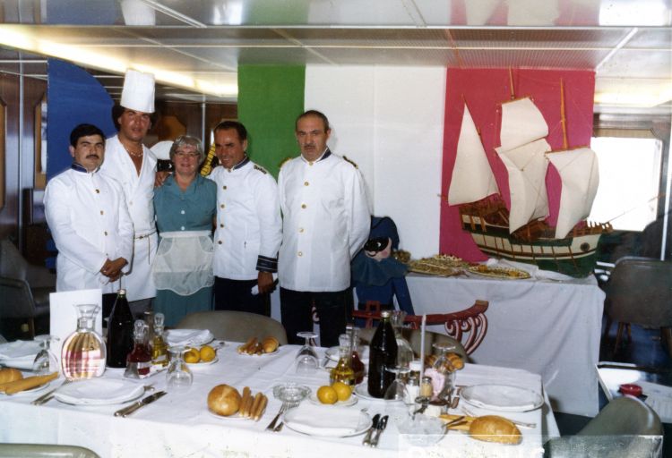 Altra foto inedita: Corelli (quello più alto) alla mensa buffet degli ufficiali della nave in viaggio verso i Caraibi