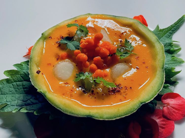 Andalusia, gazpacho di melone con cetrioli in agrodolce e peperoni rossi
