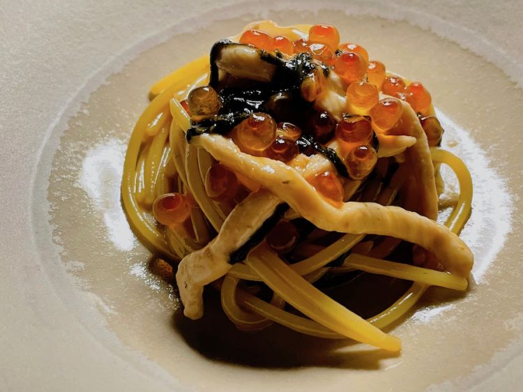 Spaghetti artigianali cotti in un ristretto di coniglio, alga nori e caviale balik di salmone ovvero Dall’Italia al Giappone via Mare del Nord, chef Heros De Agostinis
