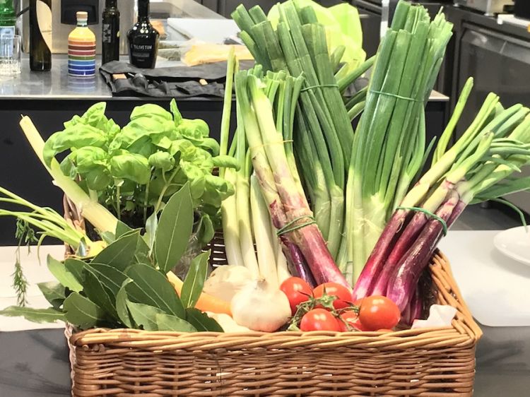 Turtti gli ingredienti per realizzare gli Spaghetti al cipollotto di Aimo