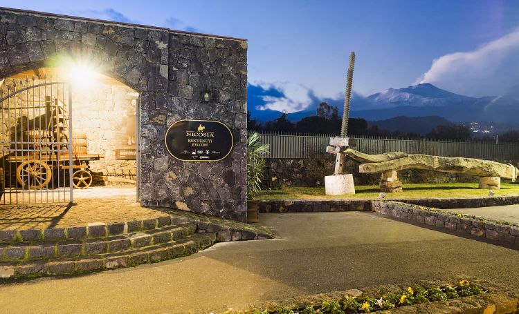 L'ingresso di Tenute Nicosia con l'Etna sullo sfondo