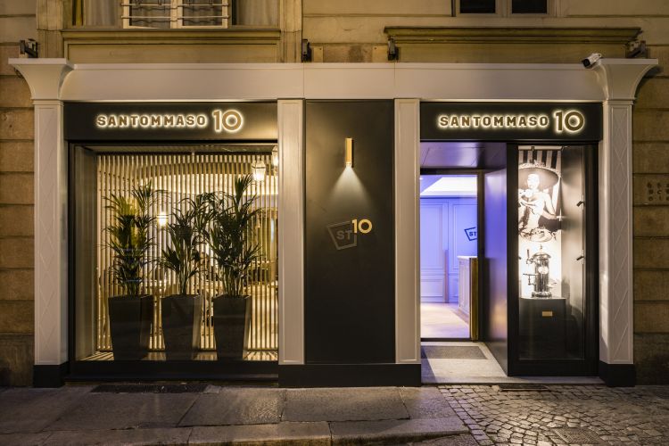 L'ingresso del ristorante San Tommaso 10, nell'omonima via, in contrada dei Guardinfanti nel centro storico di Torino