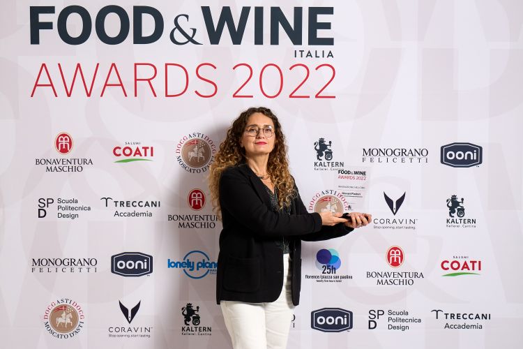 Innovazione nel Cibo - Giovani Pastori - SNAP Scuola Nazionale di Pastorizia, ritira il premio Daniela Storti
In molte realtà italiane, soprattutto nelle aree interne, montane e insulari, la pastorizia svolge un ruolo di vero e proprio presidio territoriale, contrastando con la sua presenza radicata e diffusa i crescenti fenomeni di abbandono. Offrendo una forma sostenibile e autonoma di lavoro e reddito, contribuisce a tenere vivi e produttivi questi territori. Ciononostante, la pastorizia soffre di un importante problema di ricambio generazionale. In questo quadro s’inserisce l’“Accordo di collaborazione scientifica” stipulato dal CREA - Consiglio per la ricerca in agricoltura e l’analisi dell’economia, l’Università di Torino - con i Dipartimenti di Scienze Agrarie, Forestali e Alimentari (DiSAFA) e Culture, Politica e Società (DiCPS) - ed EuracResearch, che intende, attraverso la realizzazione di obiettivi comuni ai tre enti, agevolare il trasferimento dell’innovazione tecnologica, sociale e organizzativa nei settori agricolo, agroalimentare, forestale, della pesca e ambientale, con particolare attenzione ai contesti produttivi marginali e, segnatamente, alle aree interne e montane. La realizzazione di una "Scuola Nazionale della Pastorizia - SNAP" rappresenta il primo risultato dell’Accordo. La Scuola aspira a fornire elementi di formazione, informazione, innovazione e dialogo e si propone come modulare, itinerante e interattiva