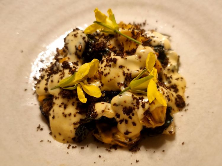 Insalata al bbq di carciofi e brassicacee, cozze, olandese al miso rosso e furikake al berbere
