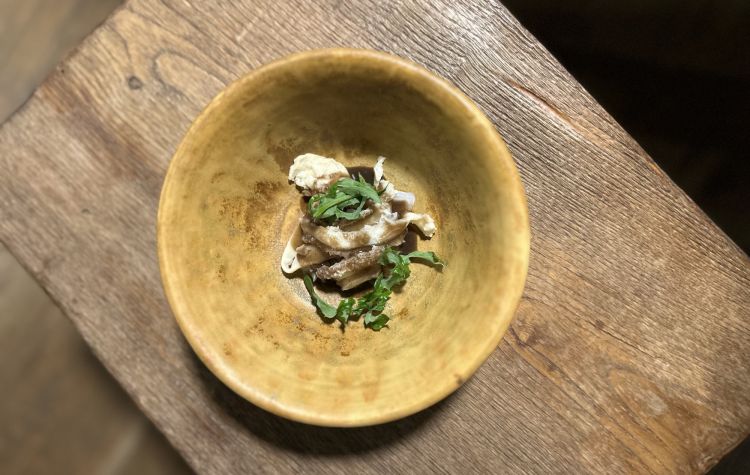 Insalata in bianco di trippa cotta sul vapore di fieno, calamari, erbe amare. &laquo;Due consistenza animali. Il calamaro &egrave; messo nel lievito per ammorbidirsi, poi viene solo toccato 5 secondi dal calore. La trippa &egrave; trippa sporca: l'aia che va a palazzo!&raquo;
