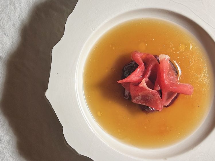 Insalata di tuberi (barbabietola, carota viola di Polignano, sedano rapa) cotta ai carboni, brodo di mela annurca