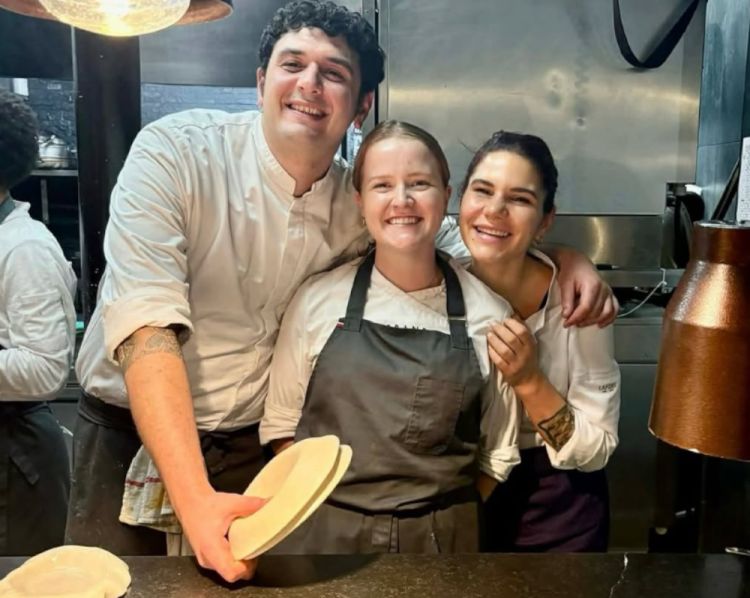 Aurora con Flavio e una delle ragazze che lavorano nella loro&nbsp;brigata
