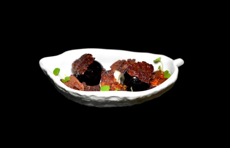 Intensità al cioccolato: sfere di parfait al cioccolato fondente accompagnate da namelaka al Caramelia, crumble di cacao, caramello, mou al miso, sferificazione di caramello e cioccolato soffiato, servito con cialda croccante al gruè di cacao e bourbon. Accompagna il tutto un gelato alla vaniglia profumato al tè nero affumicato