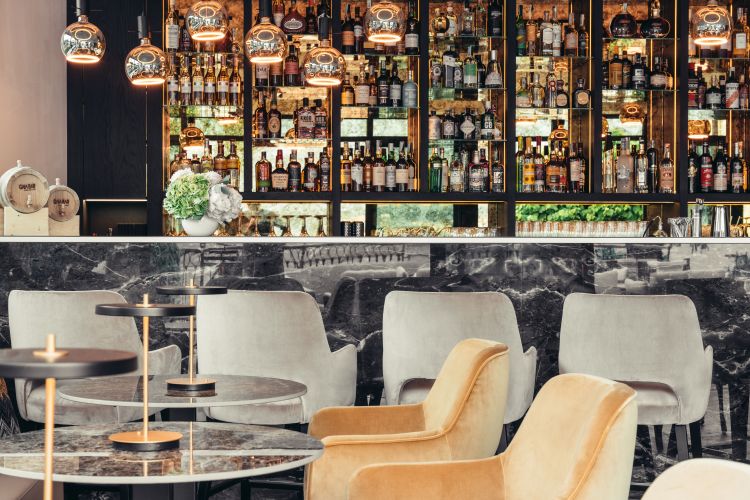 Il Bar Gaia vive, in estate e in inverno, sia di una parte interna fronte bancone sia di una parte esterna affacciata sul lago e che può essere opportunamente chiusa, da vetrate che lasciano intatta l'incantevole vista sull'Isola Comacina.