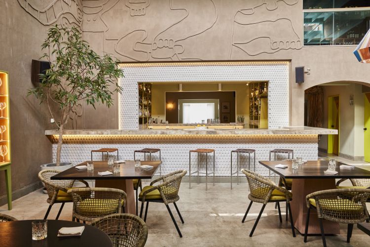 I nuovi interni del ristorante La Niña con il cocktail bar affacciato su due sale da pranzo