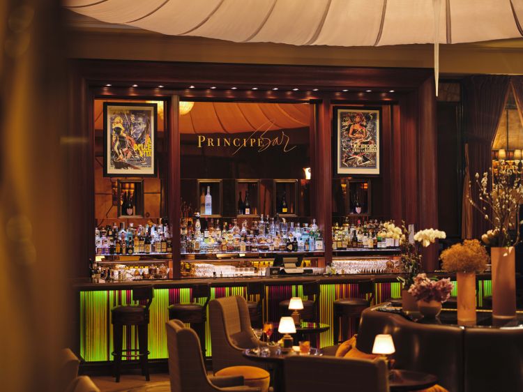 Gli interni del Principe Bar dell'Hotel Principe di Savoia di Milano, con una rinnovata bottigliera frutto dello studio e del lavoro di Daniele Celli, il nuovo Bar Manager.