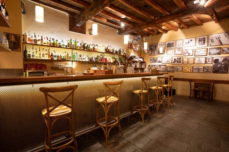 Gli interni del bar Ultimo e il loro bancone dove accomodarsi e farsi consigliare da Fabio Baroni