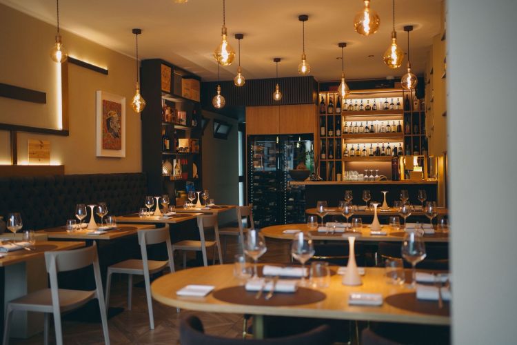 L'eleganza raffinata della Bottega Dannunziana avrebbe messo a suo agio anche il Vate. Preziosa la carta dei vini, servizio attento e gentile