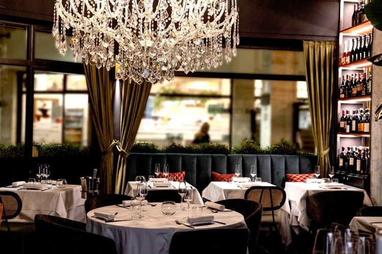 Gli arredi dell'interno del ristorante si rifanno al periodo del proibizionismo
