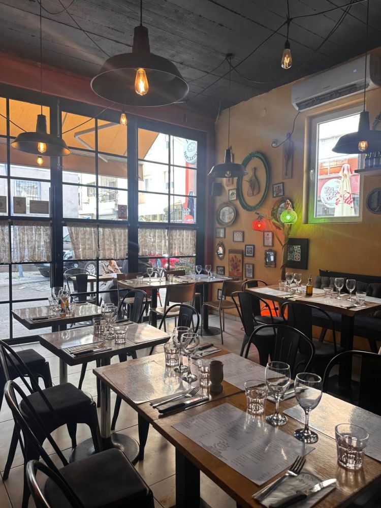 L'interno di Jana Pizzeria, semplice e molto accogliente. Ha una capienza di 50 coperti che diventano qualcuno di più d'estate con l'apertura delle vetrate
