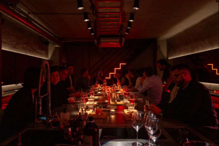 Il tavolo conviviale a ferro di cavallo di Sala de Personal
