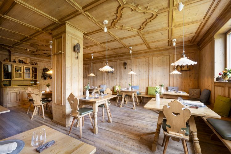L'interno del ristorante Stua da Legn: solo 9 tavoli e un massimo di 18 coperti
