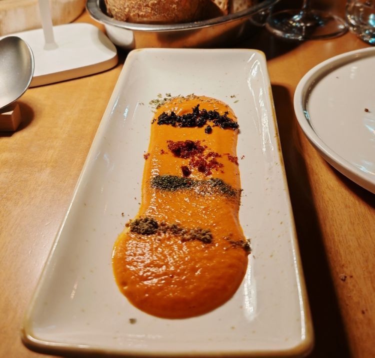 Intingolo di pomodoro con polveri di origano, pomodoro, olive nere, finocchietto e capperi
