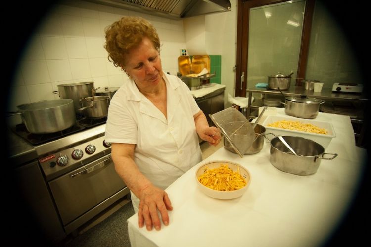 Nonna Iolanda, il motore della trattoria che a Lucugnano poorta il suo nome