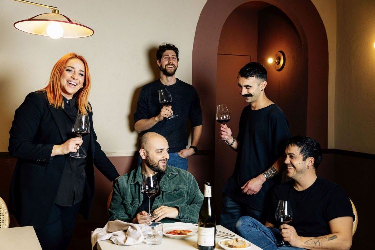 Il team di Ippolito: seduto al centro c'è Luca Pezzetta. Con lui la supervisore Elisa Bastianelli, lo chef Andrea Alberghetti, l'uomo di sala Emanuele Alessio Di Cuonzo e l'altro chef Marco Fedeli. Foto Slevin