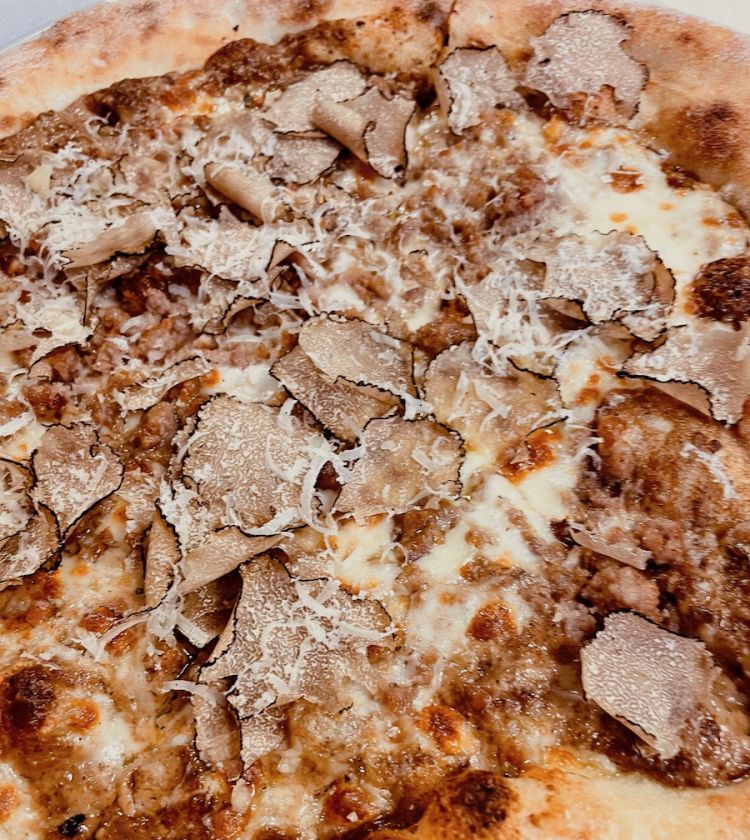 L'omaggio di Irina Steccanella all'Appennino e ai suoi tesori, la pizza Appennino: Fiordilatte, crema di funghi tartufata, salsiccia, parmigiano reggiano e tartufo nero estivo
