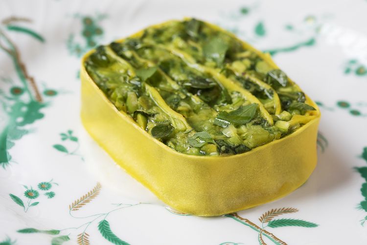 Sfoglia all’uovo con asparagi, piselli, spinaci e salsa di Parmigiano Reggiano Foto: Bulgari Hotels & Resorts
