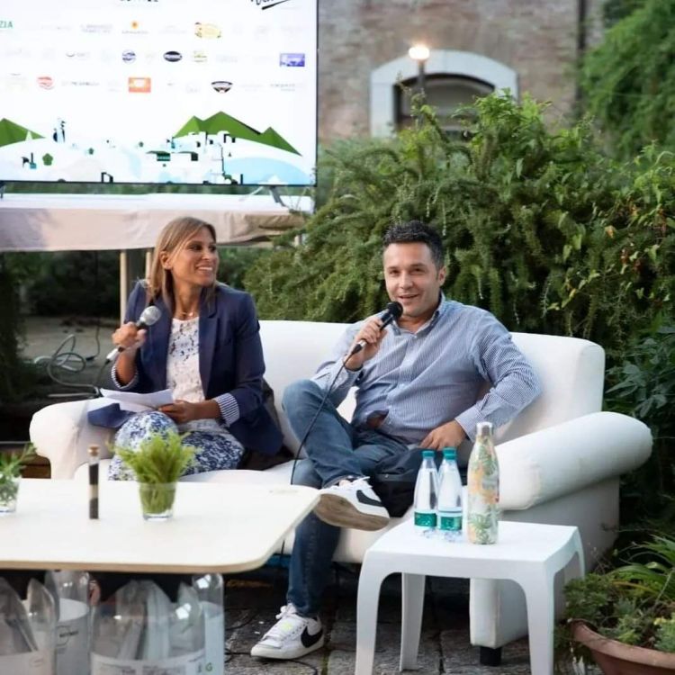 La giornalista Rosa Iandiorio durante uno dei tanti talk dello scorso anno, in questo scatto in compagnia dello chef Giovanni Solofra, due stelle Michelin al ristorante Tre Olivi, Paestum