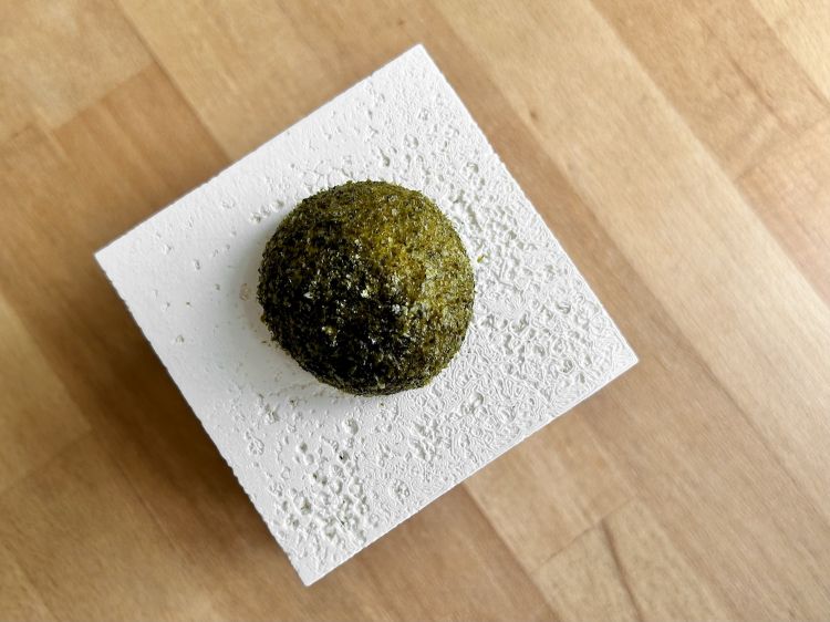 Old mozzarella, nori seaweed: 'When you forget mozzarella in the fridge, after a couple of days, it takes on a certain acidity...'. It is a cream of old mozzarella covered with nori seaweed powder
