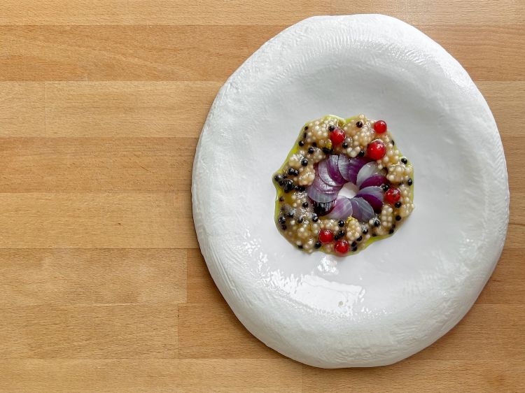 Cepuddha, currants: once again, preserves take centre stage. Cannara onions, tapioca, balsamic vinegar, currants preserved in alcohol and caroselle, the flowers of wild fennel
