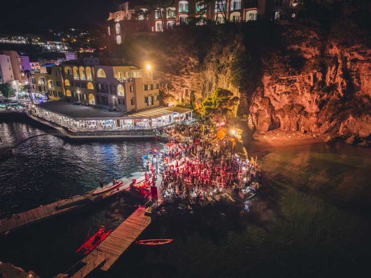 Un'immagine dall'alto della Charity Dinner