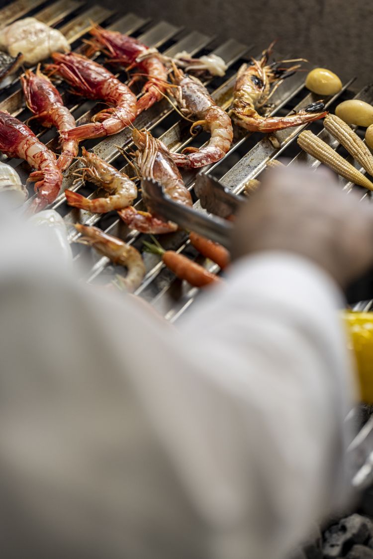 L'Isolotto Beach Club propone una cucina di prodotto: crudi di mare, insalate, pesce e ortaggi alla brace