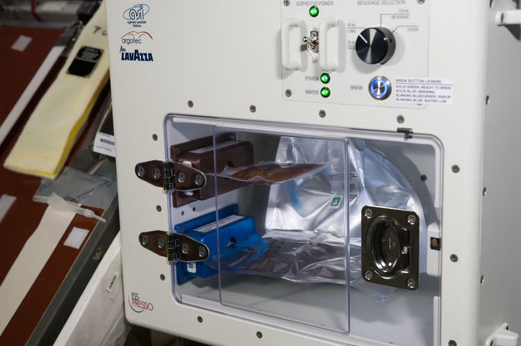 Italia del gusto nello spazio? Non solo con la pasta! ISSpresso è stata la prima macchina espresso a capsule per le missioni degli astronauti, realizzata per la Stazione spaziale internazionale da Argotec e Lavazza in partnership pubblico-privata con l'Agenzia Spaziale Italiana. Il primo caffè espresso nello spazio è stato bevuto da Samantha Cristoforetti il 3 maggio 2015