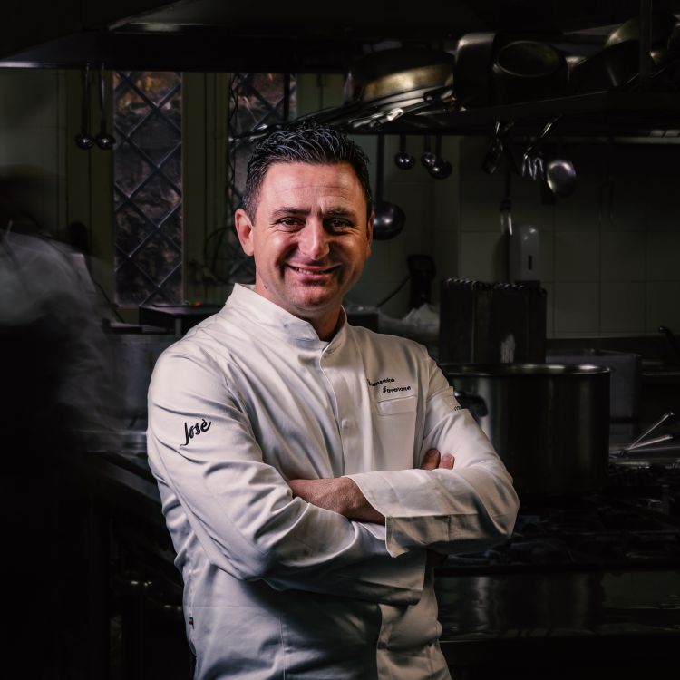 Domenico iavarone, chef del ristorante Josè, all'interno della bella Tenuta Villa Guerra
