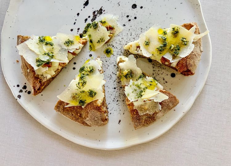 La pizza Liguria, con fiordilatte, olive di Taggia, emulsione di pinoli e basilico, scaglie di pecorino