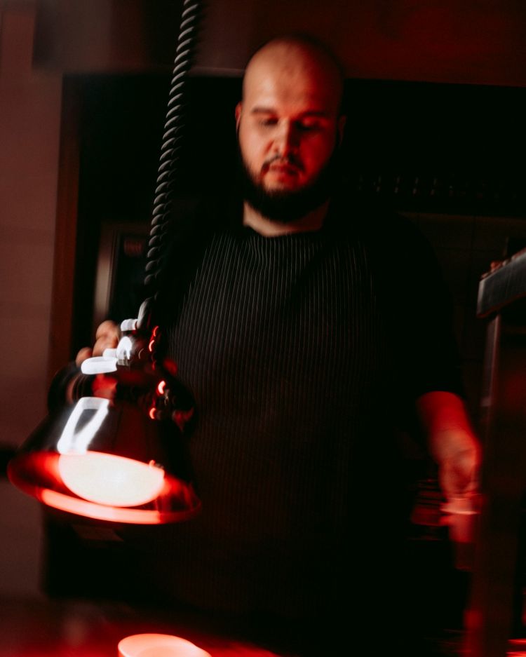 Ivan de Simone è il giovane chef napoletano classe '96 che dopo tanta esperienza in giro per il mondo ha deciso di riprendere in mano il suo progetto fiorentino: Testina