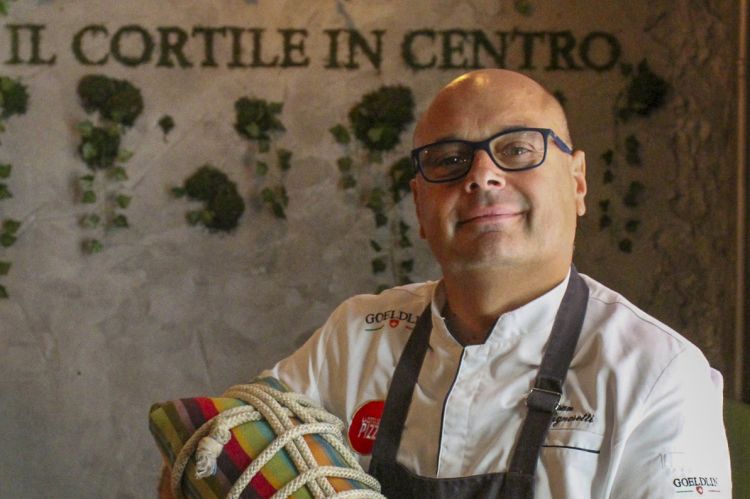 Ivan Signoretti, 49 anni, con il panetto di lievit
