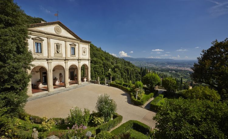 La facciata e la vista da Villa San Michele
