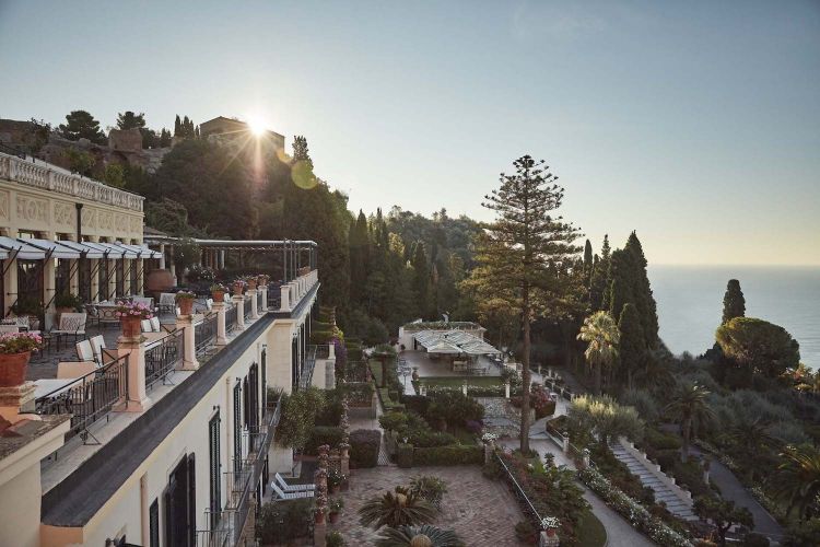 L'hotel è situato in uno degli angoli più panoramici di Taormina, con l’Etna come sfondo e affacciato sulla costa orientale della Sicilia. È da decenni luogo prediletto dal jet-set internazionale, ha avuto ospiti come Audrey Hepburn, Elizabeth Taylor, Marcello Mastroianni
