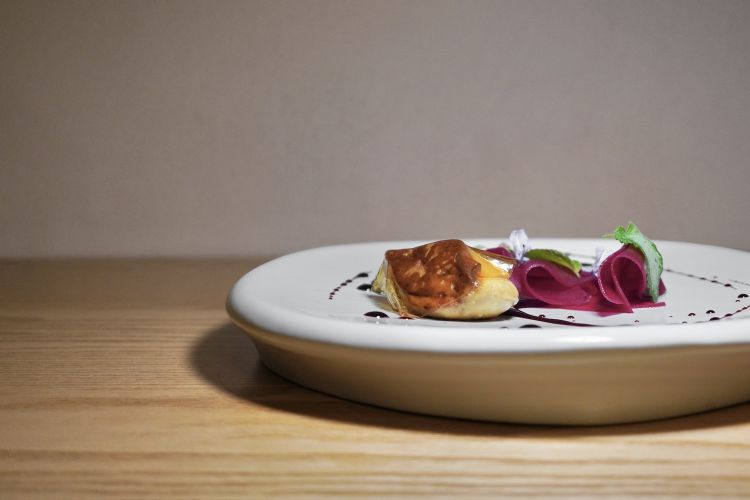 Foie gras: scaloppa di foie gras, barbabietola, velo di chinotto, la sua confettura e salsa al mosto d'uva