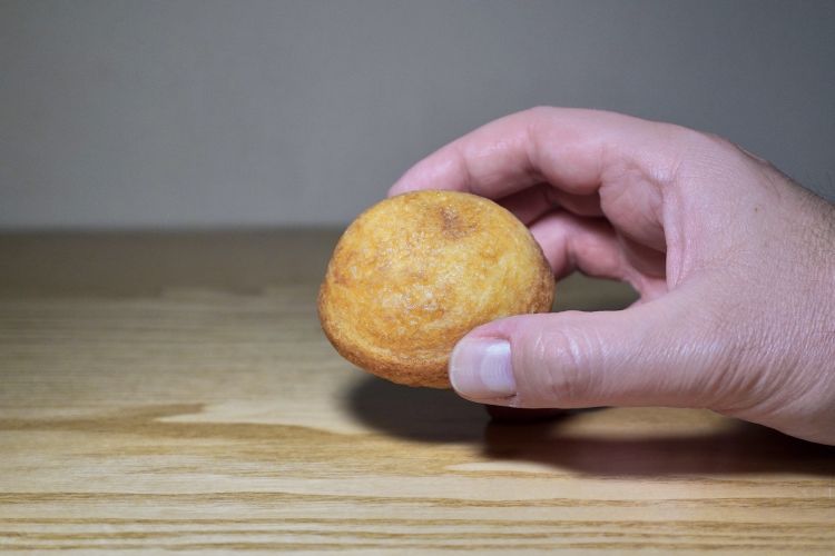 Air barbagiuai: pastella al sifone, poi ripiena di barbagiuai e fritta. Barbagiuai è il nome in lingua ligure dato ai ravioli fritti e ripieni di zucca e formaggio, nell'entroterra ventimigliese, specialmente nella val Nervia
