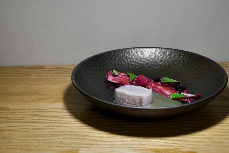 Ricciola: ricciola in oliocottura, olio al pepe rosa, beurre blanc, radicchio tardivo con mirtilli, more e lamponi