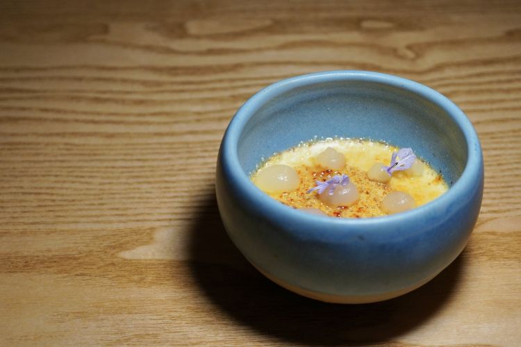 Crème brûlée alla cannella, gel al mapo, fiore di rosmarino