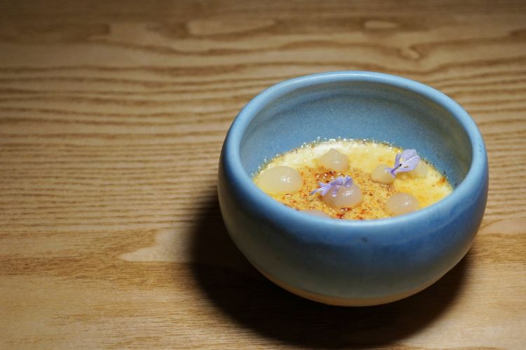 Crème brûlée alla cannella, gel al mapo, fiore di rosmarino
