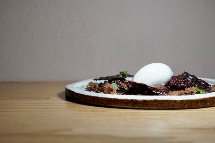 Sottobosco dolce: gelato alla prescinsêua, cacao & fava tonka in diverse consistenze (spugna, terra, cremoso)