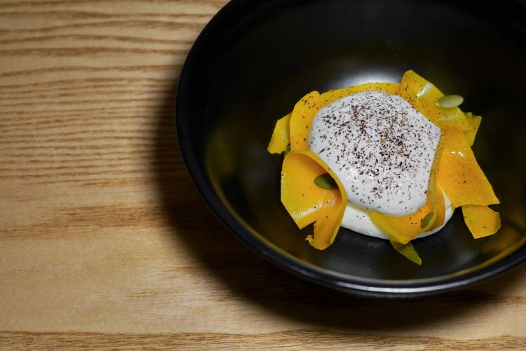 Fiore di zucca: cremoso al caffè, gelato alla zucca, polvere di caffè, spuma al miele, rosa di zucca coi suoi semi