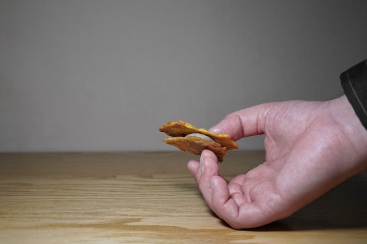 Pelle di pollo essiccata, spezie, patè di fegatini di pollo