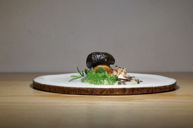 Sottobosco: spuma di patate novelle, lenticchie soffiate, funghi porcini di Ormea, olio al pino e olio al ginepro